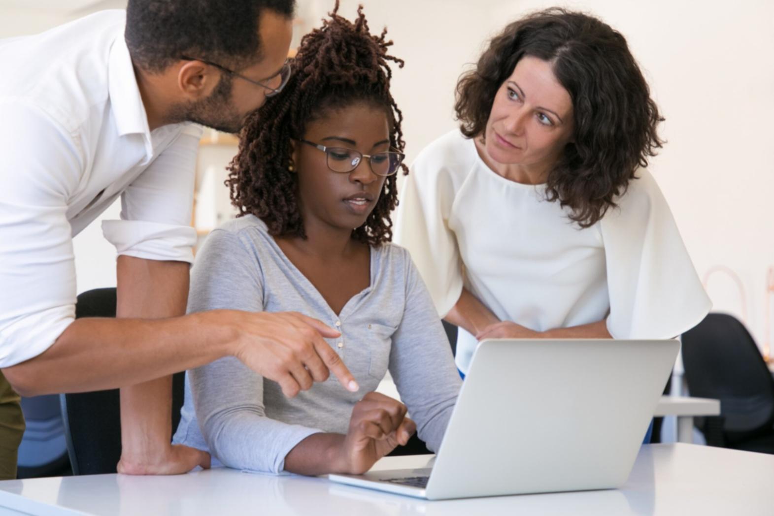 Espace de formation avec ordinateur et documents financiers
